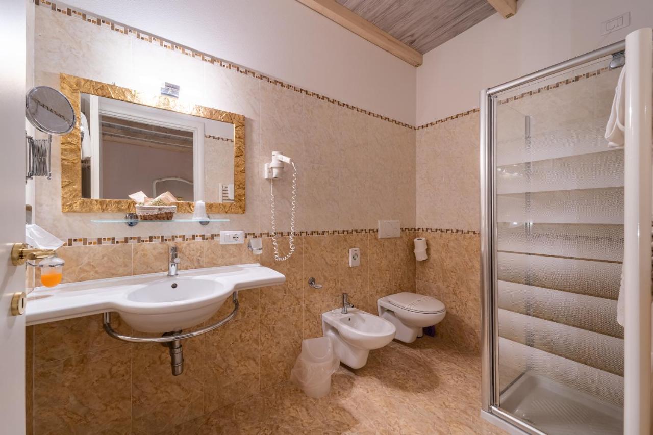 Borgo Dei Poeti Romantik Hotel Manerba del Garda Eksteriør billede