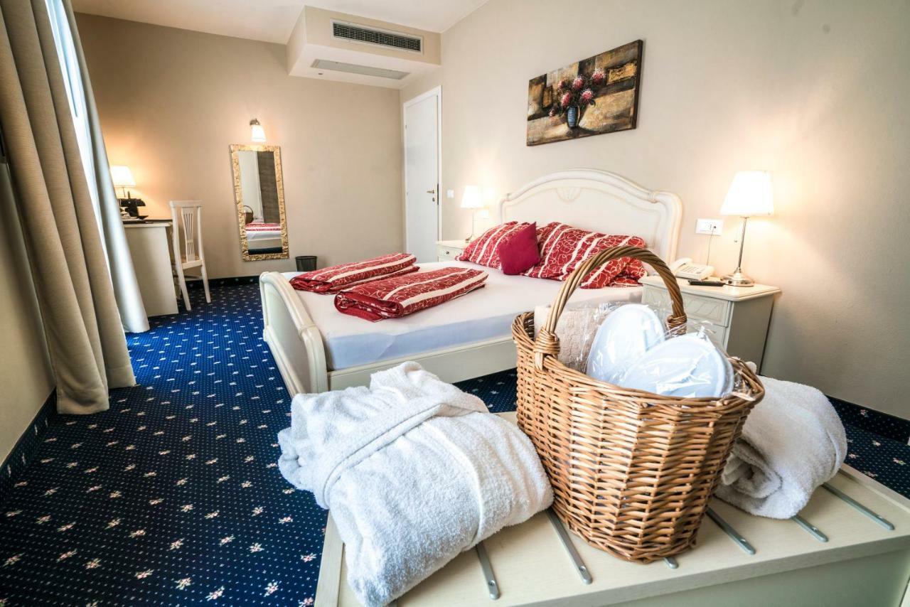 Borgo Dei Poeti Romantik Hotel Manerba del Garda Eksteriør billede