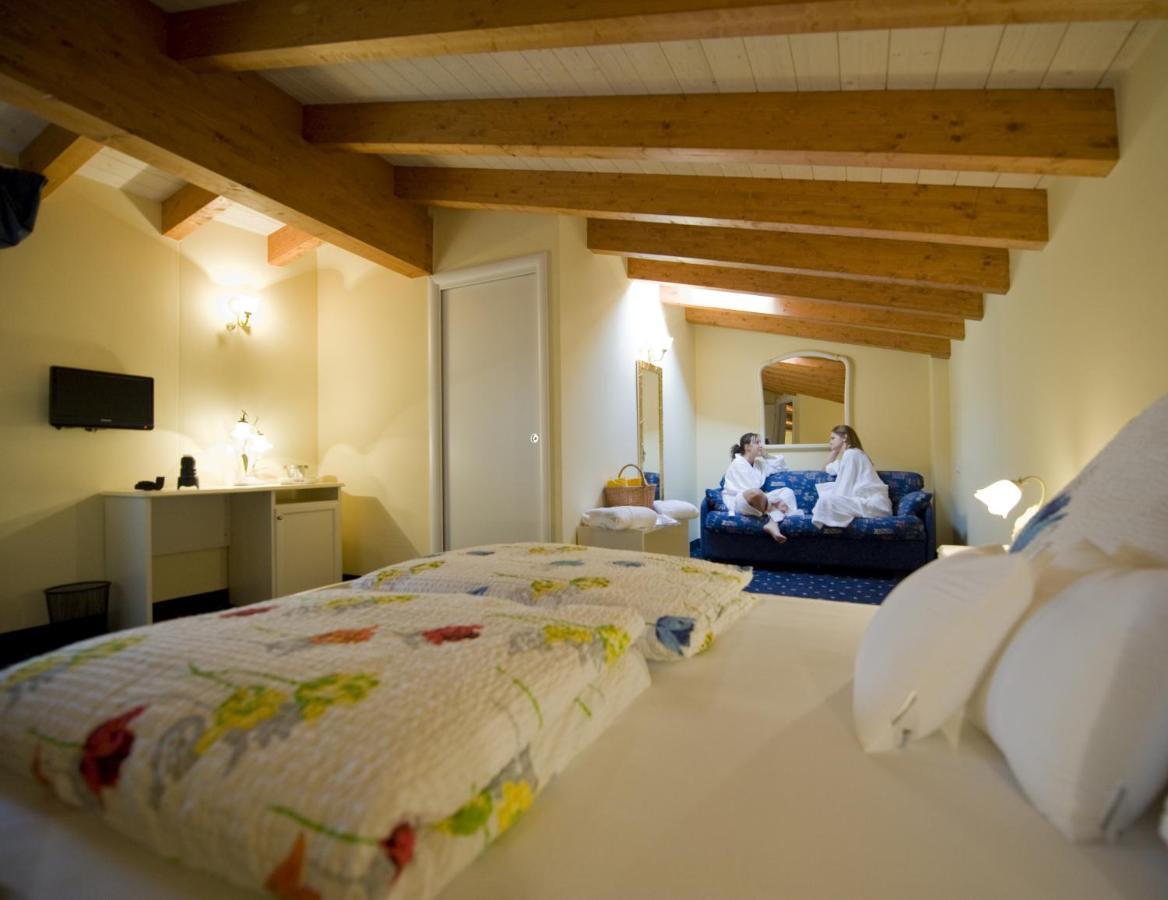 Borgo Dei Poeti Romantik Hotel Manerba del Garda Værelse billede